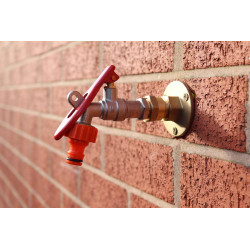 Outside 1/2 Garden Tap with Through The Wall Flange Bracket Set for 15mm Copper Or 15mm Plastic Pipe Lock by Padlock Tap